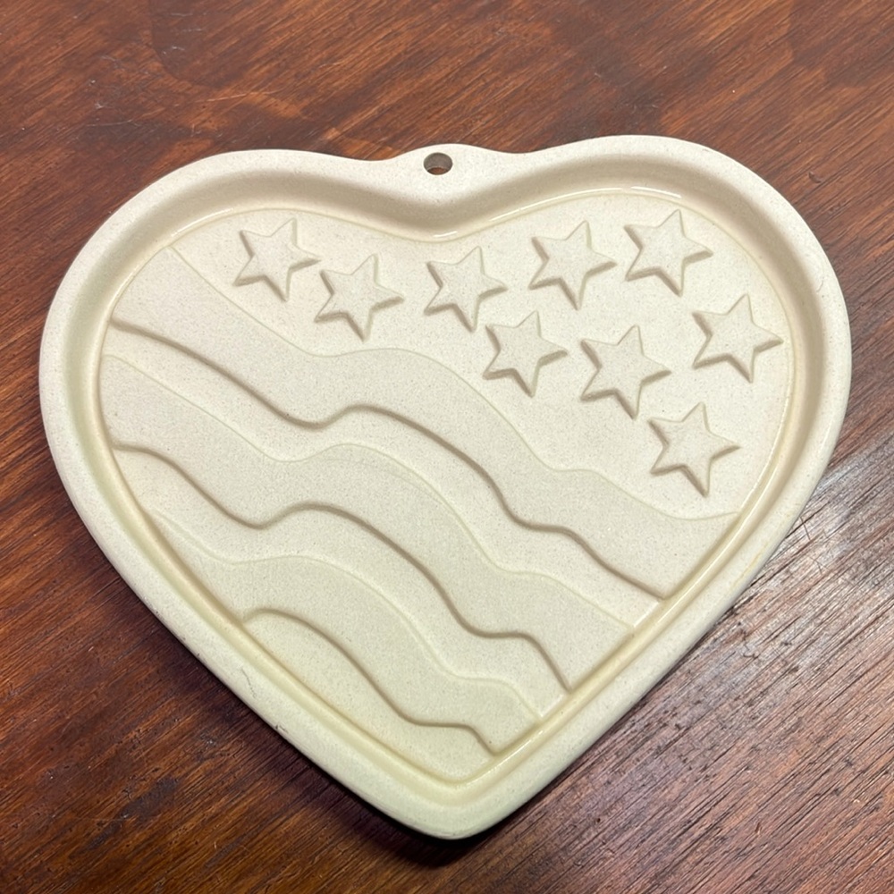 Pampered Chef Patriotic Heart Stoneware Final Edition (2005)
